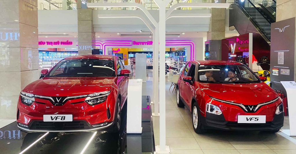 Xe VinFast VF8 và VF5 trưng bày tại showroom