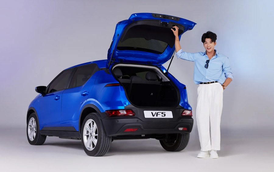 VinFast VF5 màu xanh dương mở cốp sau