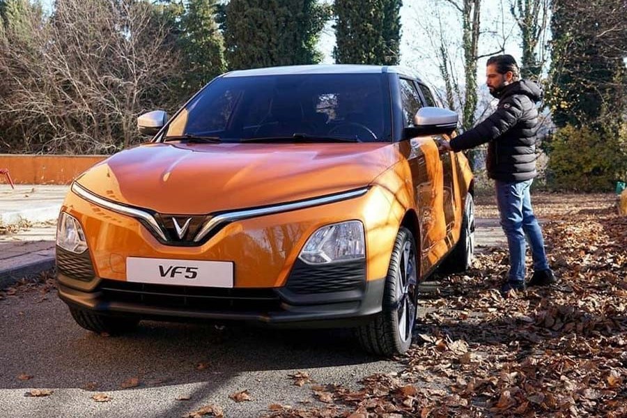 VinFast VF5 màu cam đỗ trong công viên