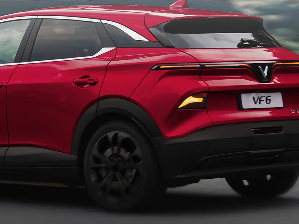 Đuôi xe VinFast VF6 màu đỏ với dải đèn hậu kéo ngang