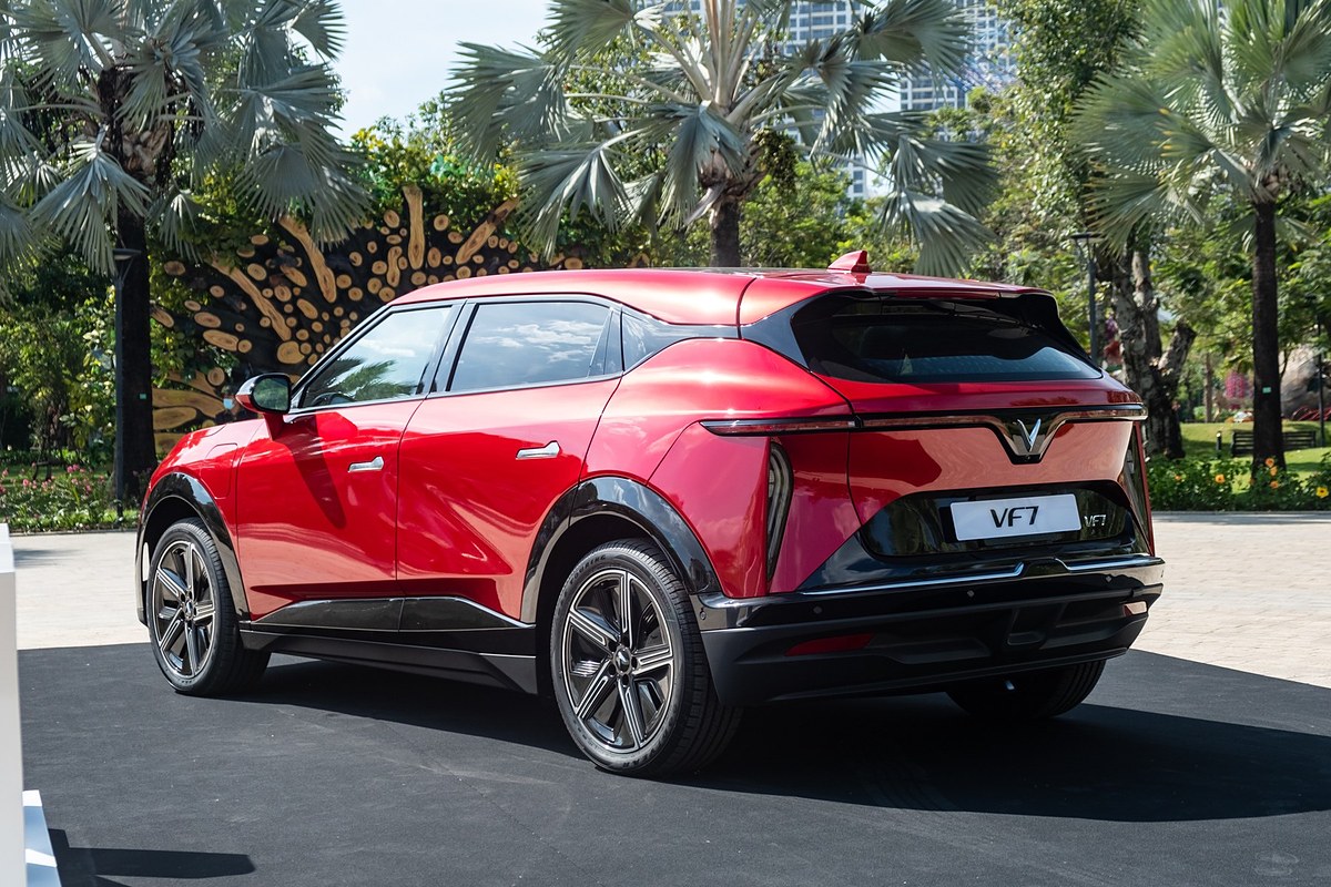 Đuôi xe VinFast VF7 màu đỏ với dải đèn hậu liền mạch