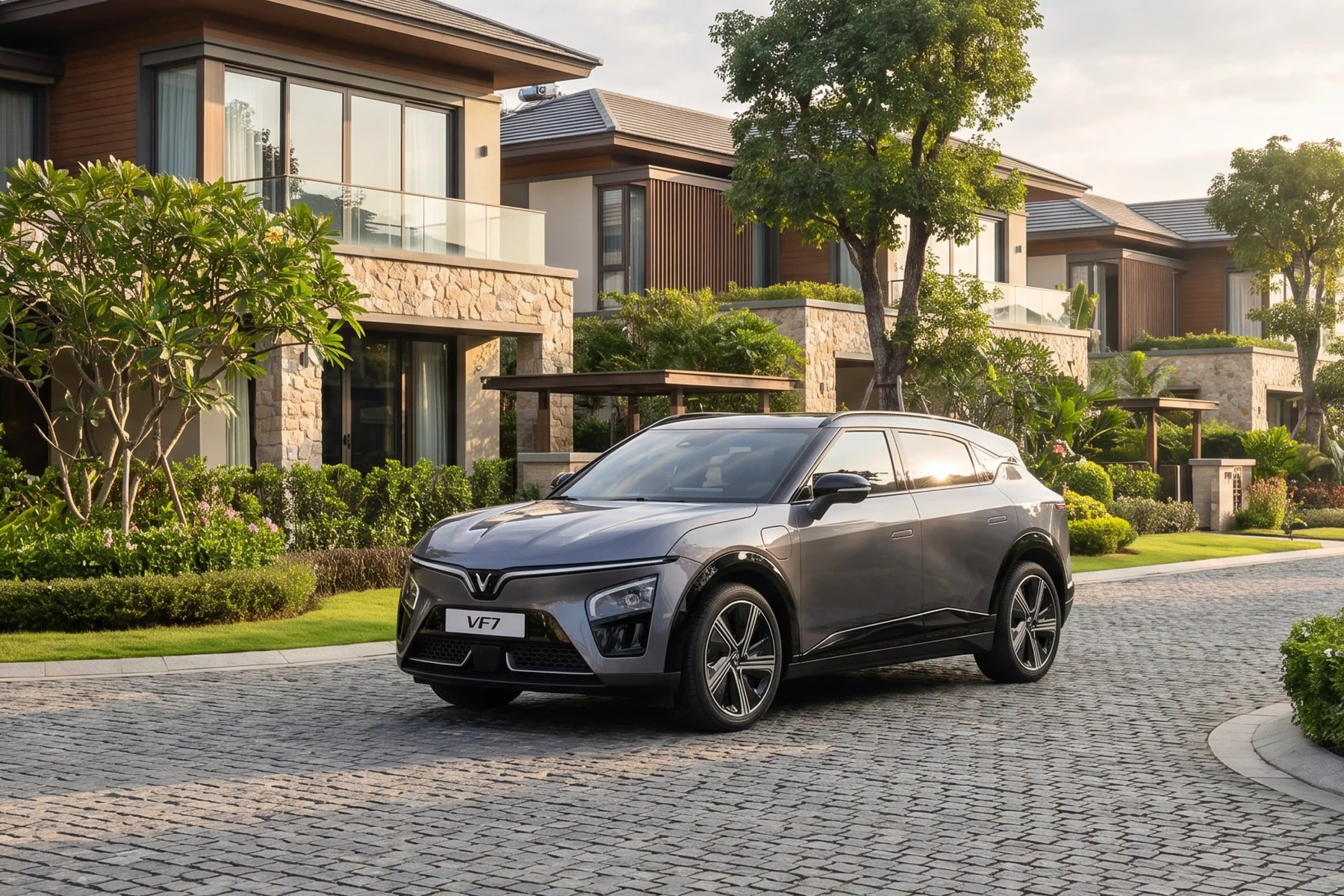 VinFast VF7 màu xám Zenith Grey đỗ trước khu nhà ở